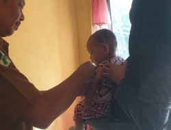 Jemput Bola, UPTD Puskesmas Donggala Induk Berikan Imunisasi ke Rumah Warga