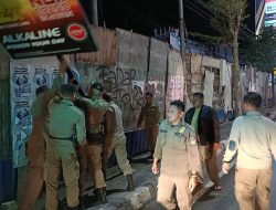 Satpol PP Palu Bongkar Papan Reklame Melanggar Aturan