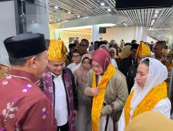 Wakil Ketua DPRD Palu Sambut Wali Kota Palu di Bandara Mutiara