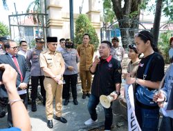 Hari Pertama Berkantor, Gubernur Anwar Hafid Temui Langsung Massa Aksi