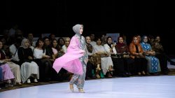 Batik Bomba Tampil Anggun di Ajang Fashion Week Jakarta