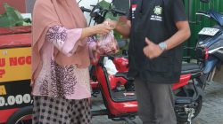 BMT Al Muhajirin Bagikan Daging Kurban Untuk Korban Kebakaran Pasar Simpong Luwuk
