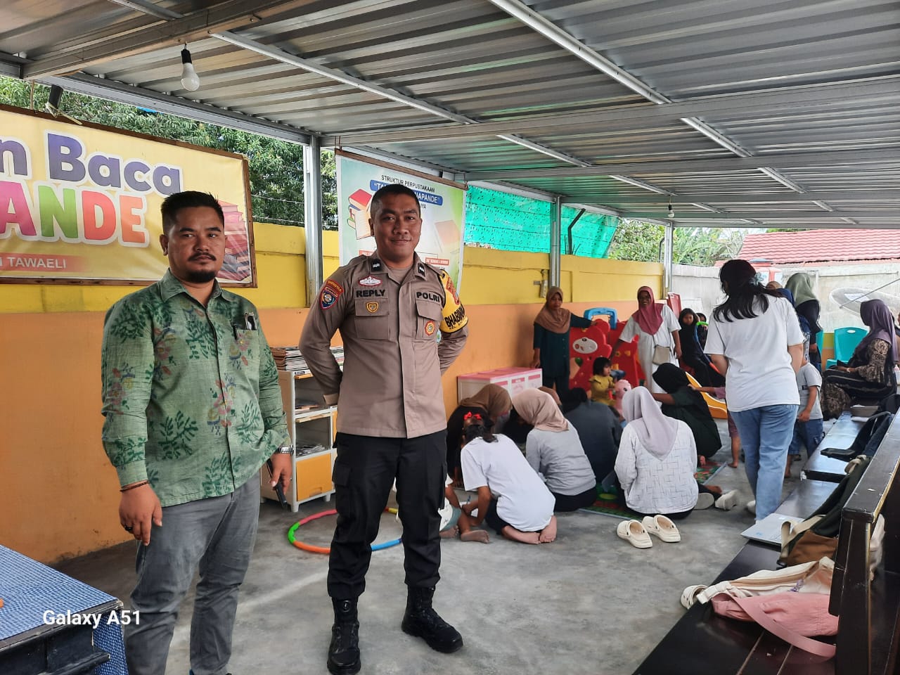 Patut Dicontoh, Polisi di Palu Sulap Lahan Sampah Untuk Taman Baca Anak