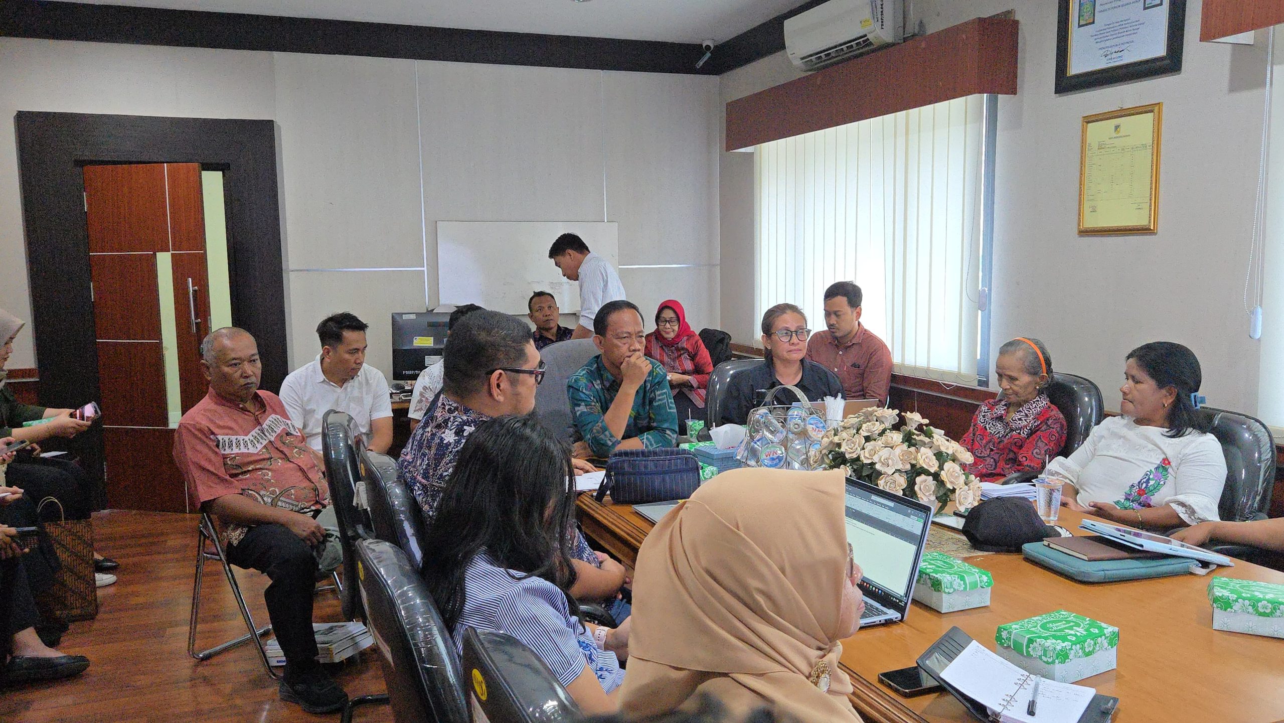 PT. Poso Energy Janji Renovasi Rumah Warga Desa Sulewana
