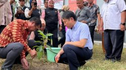 Wali Kota Iwanuma Jepang Tanam Bibit Alpukat di Huntap Tondo Palu