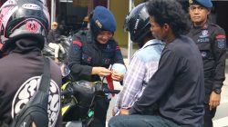 Meriahkan HUT Kemerdekaan, Brimob Sulteng Bagikan 1000 Bendera Kepada Penggunaa Jalan