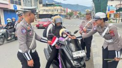 Semarak HUT Kemerdekaan,  Ditlantas Polda Sulteng Bagikan Bendera, Coklat, Bunga, dan Buah