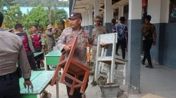 Pasca Gempa Poso, Aparat Kepolisian Evakuasi Peralatan Sekolah SDN 1 Tangkura