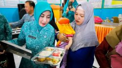 Ketua TP-PKK Sulteng Serahkan Paket MBG Untuk Anak di Bangkep