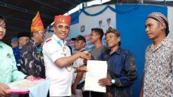 Gubernur Sulteng Serahkan Sertifikat Hak Milik Untuk Warga Transmigrasi Kancu’u