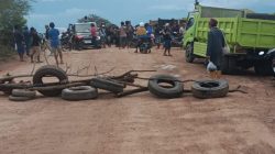 Tuntutan Belum Dipenuhi, Massa Blokade Jalan Tambang Emas CPM