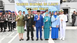 Gubernur Sulteng Tabur Bunga Dari Atas KRI Teluk Kupang 519