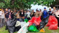 Peringati Hari Lingkungan Hidup Sedunia, Diskominfosantik Palu Turun Bersihkan Pantai Baiya