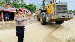Polres Parimo Bersama TNI-BPBD Bersihkan Permukiman Pasca Banjir di Desa Avolua